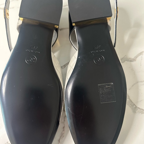 Chanel Interlocking CC Logo Leather Flats - Picture 7 of 9